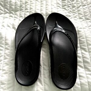 OOFOS Black Alligator print Thong sandals. New Never worn, no tags